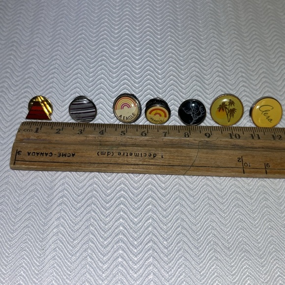 7 Lapel pins - Picture 3 of 9